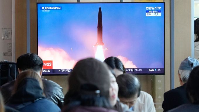 Televize vysílá archivní záběry ze startu severokorejské rakety během zpravodajského programu na nádraží v Soulu v Jižní Koreji, 22. října 2025.