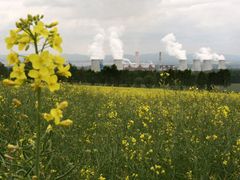 Polským uhelným elektrárnám se nedaří snižovat množství vypouštěných emisí skleníkových plynů. Stejný problém jako Belchatów má i zařízení Turów (na snímku).