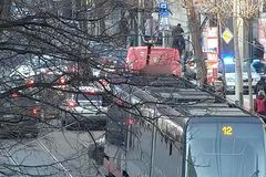 Video: Najedu autem do lidí a budu střílet, hrozil v Praze muž. Policie ho zadržela