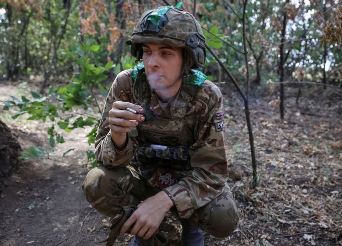 Ukrajinský voják s cigaretou na frontové linii blízko Pokrovsku.