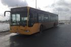 Řidič auta se v Hradci zranil při srážce s autobusem