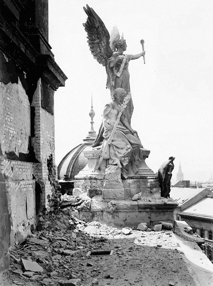 Interiér budovy Národního muzea poničený dopady německých bomb v květnu 1945.