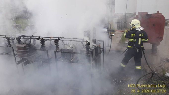 Požár transformátoru v Hrádku u Rokycan.