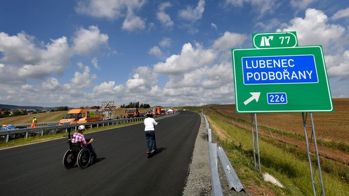 Nový úsek dálnice D6 kolem Lubence na Lounsku na snímku z 21. srpna