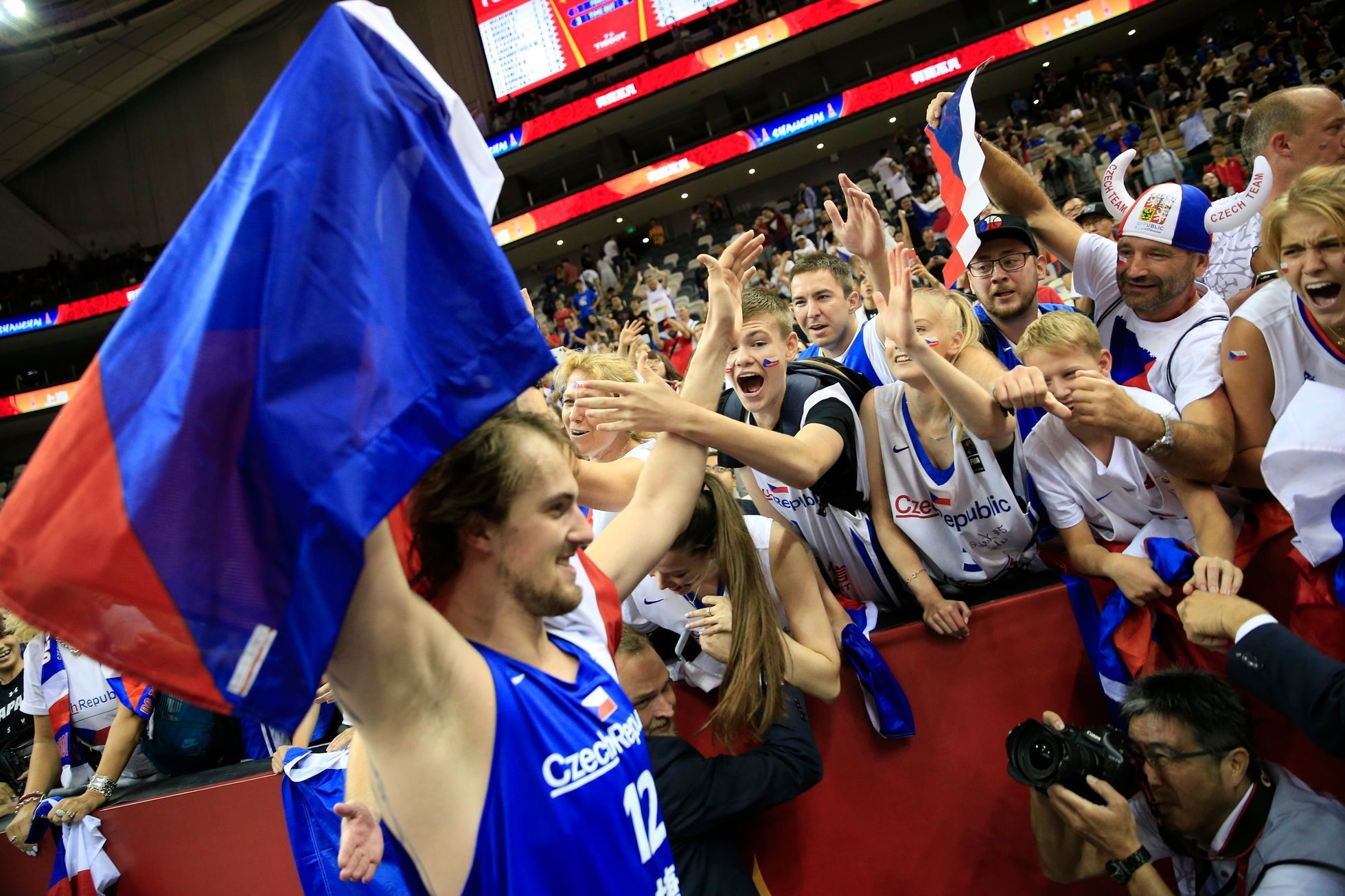 basketbal, MS 2019, Česko - Turecko, Ondřej Balvín slaví s fanoušky vítězství a postup