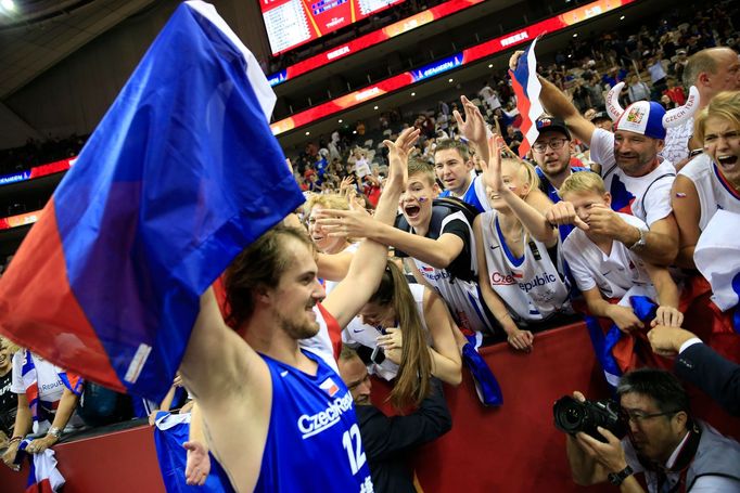 basketbal, MS 2019, Česko - Turecko, Ondřej Balvín slaví s fanoušky vítězství a postup