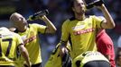 BSC Young Boys' (YB) ALain Nef (R) and team mate Alexander Farnerud refresh themselves during a special break because of the current heat wave during their Swiss Super League soccer match against FC Sion in Sion August 19, 2012. REUTERS/Denis Balibouse (SWITZERLAND - Tags: SPORT SOCCER ENVIRONMENT) Published: Srp. 19, 2012, 12:47 odp.