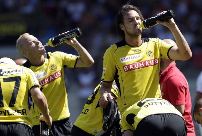 BSC Young Boys' (YB) ALain Nef (R) and team mate Alexander Farnerud refresh themselves during a special break because of the current heat wave during their Swiss Super League soccer match against FC Sion in Sion August 19, 2012. REUTERS/Denis Balibouse (SWITZERLAND - Tags: SPORT SOCCER ENVIRONMENT) Published: Srp. 19, 2012, 12:47 odp.