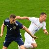 Stephen O'Donnell a Jan Bořil v zápase Skotsko - Česko na ME 2020