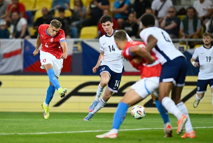 Martin Suchomel pálí na branku Anglie.