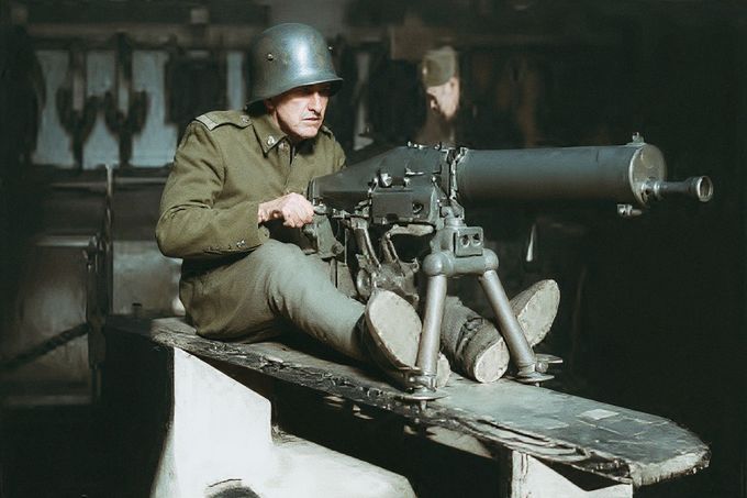 Československý voják obsluhuje těžký kulomet Schwarzlose vz.7/24 v lehkém objektu čsl. opevnění, 1938. Ilustrační snímek. Kolorováno