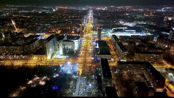 Desetitisíce lidí zablokovaly v sobotu (1. února) tři mosty na Dunaji v druhém srbském městě Novi Sad v rámci protivládního protestu.