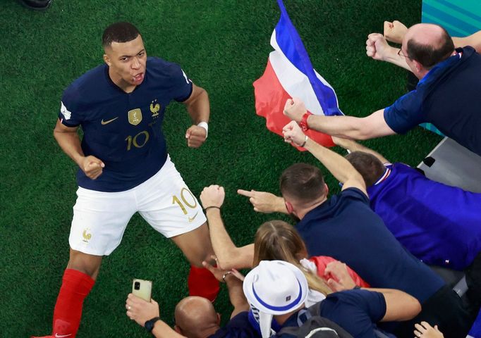 Kylian Mbappé slaví gól v zápase MS 2022 Francie - Dánsko