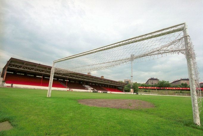 Stadion Slavie Praha v pražském Edenu. Snímek z roku 2002