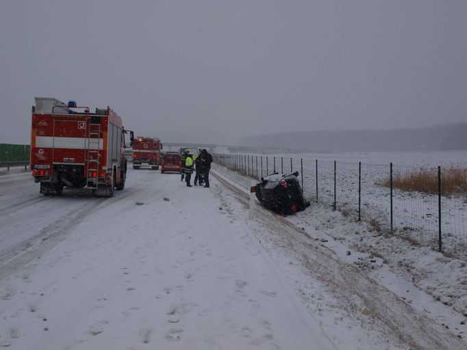 Úterý 12. 2. 2013: Dopolední nehoda dvou osobních vozidel a dvou dodávek na 69. kilometru dálnice D11.