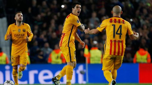 FC Barcelona-Atlético Madrid: Luis Suárez a Javier Mascherano (14) slaví gól