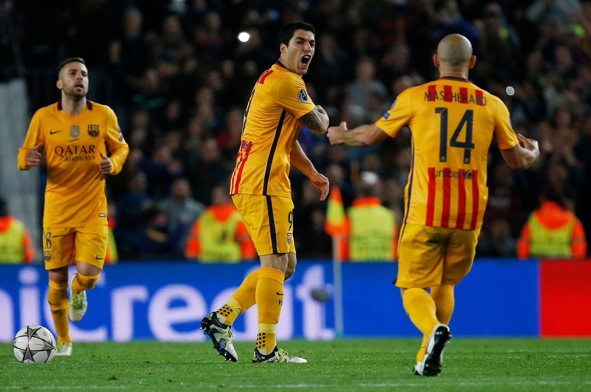 FC Barcelona-Atlético Madrid: Luis Suárez a Javier Mascherano (14) slaví gól