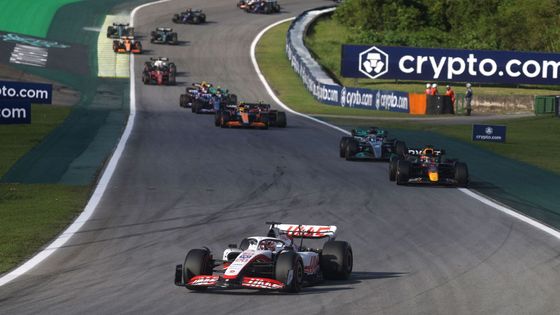Kevin Magnussen v Haasu v čele kvalifikačního sprintu na GP Brazílie F1 2022