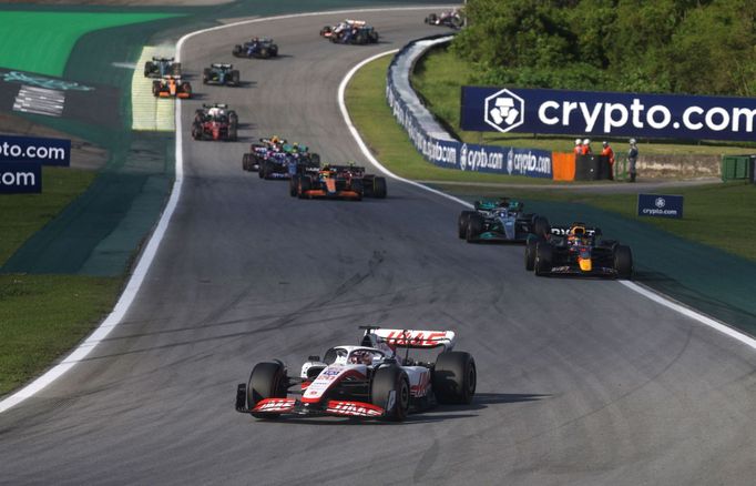 Kevin Magnussen v Haasu v čele kvalifikačního sprintu na GP Brazílie F1 2022