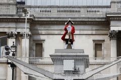 Dobrovolníci na podstavci 100 dní dělají sochu Británie