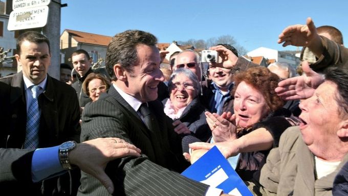 France's President Nicolas Sarkozy (C) shakes hands with residents after his visit to an apprentice school in Vesoul, eastern France March 6, 2008. REUTERS/Eric Feferberg/Pool (FRANCE)