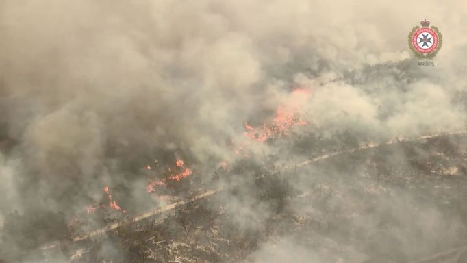 Požáry na ostrově Fraser, Austrálie, 2020 (snímek pochází z videa Queensland Fire and Emergency Services).