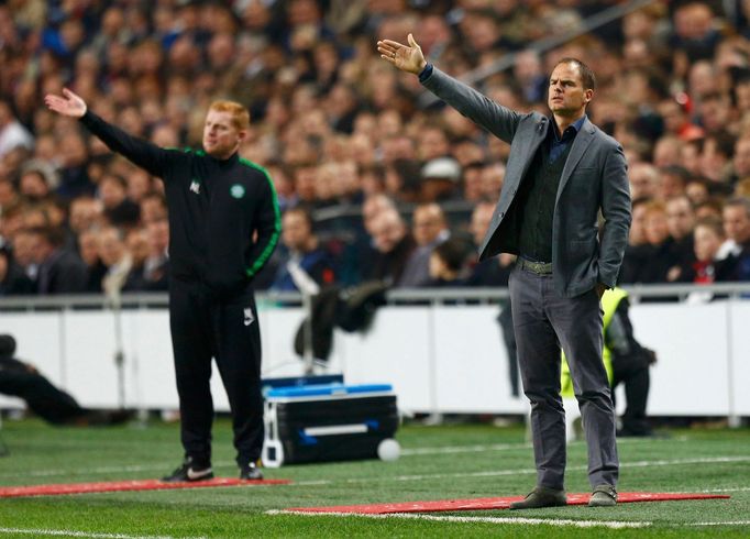 Trenéři Neil Lennon a Frank De Boer v utkání Ligy mistrů