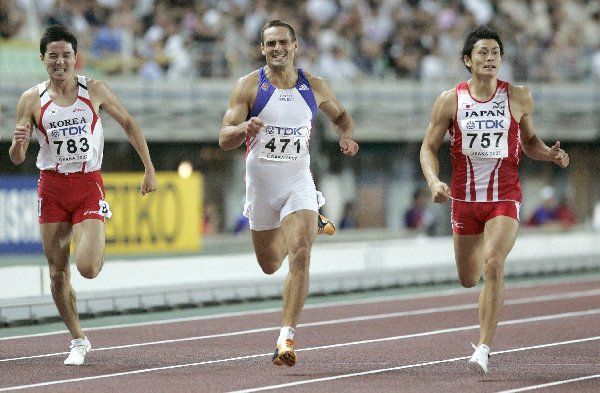Roman Šebrle ve finiši hladké čtvrtky. Když doběhl do cíle běhu na 100m, patřila mu celková 15. pozice. Když na konci 1. desetibojařského dne proťal cílovou pásku čtyřstovky, byl na celkové 3. příčce. Navíc druhý den mívá Šebrle silnější.