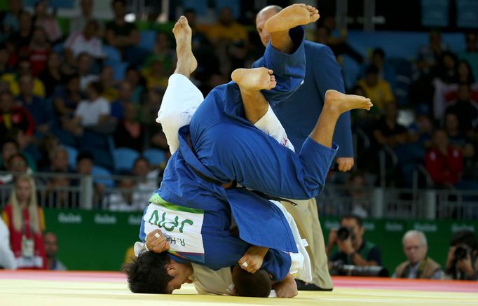 OH 2016, judo do 100 gp čtvrtfinále: Lukáš Krpálek (v bílém) - Rjunosuke Haga (JPN)