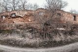 K vesnici Pelhřimovy na Bruntálsku vede kamenitá, dírami posetá a neudržovaná cesta. V letních měsících je mnohdy těžké všimnout si zarostlých ruin. Před druhou světovou válkou tu stálo 70 obydlených domů.