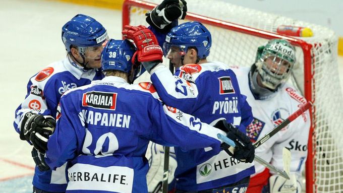 Finové se radují před brankářem Kopřivou, kterému právě vstřelili čtvrtou branku a poprvé v zápase se ujali vedení.
