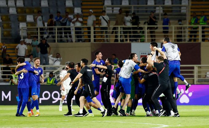 Fotbalisté Uzbekistánu slaví premiérový postup na MS 2026.