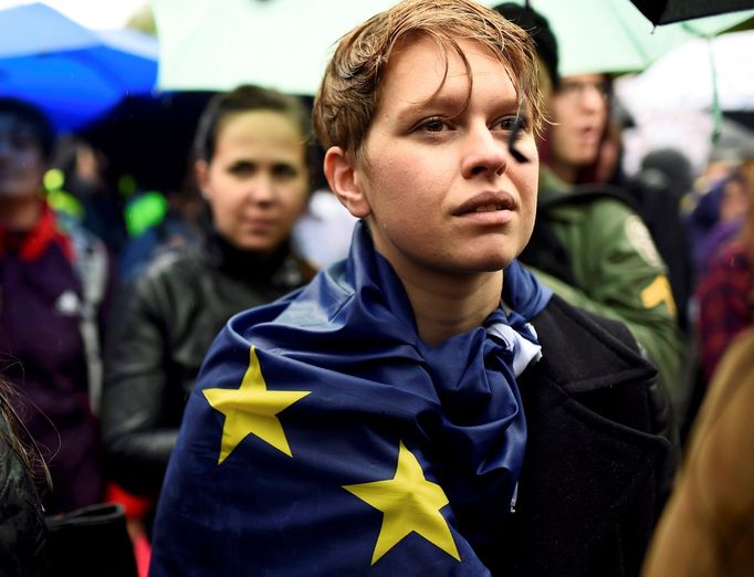 Proevropská demonstrace na Trafalgar Square v centru Londýna.