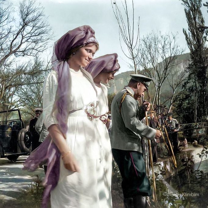 Velkokněžna Olga Ruská, velkokněžna Tatiana a ruský car Mikuláš II., nedatováno (cca 1900 - 1917). Kolorováno