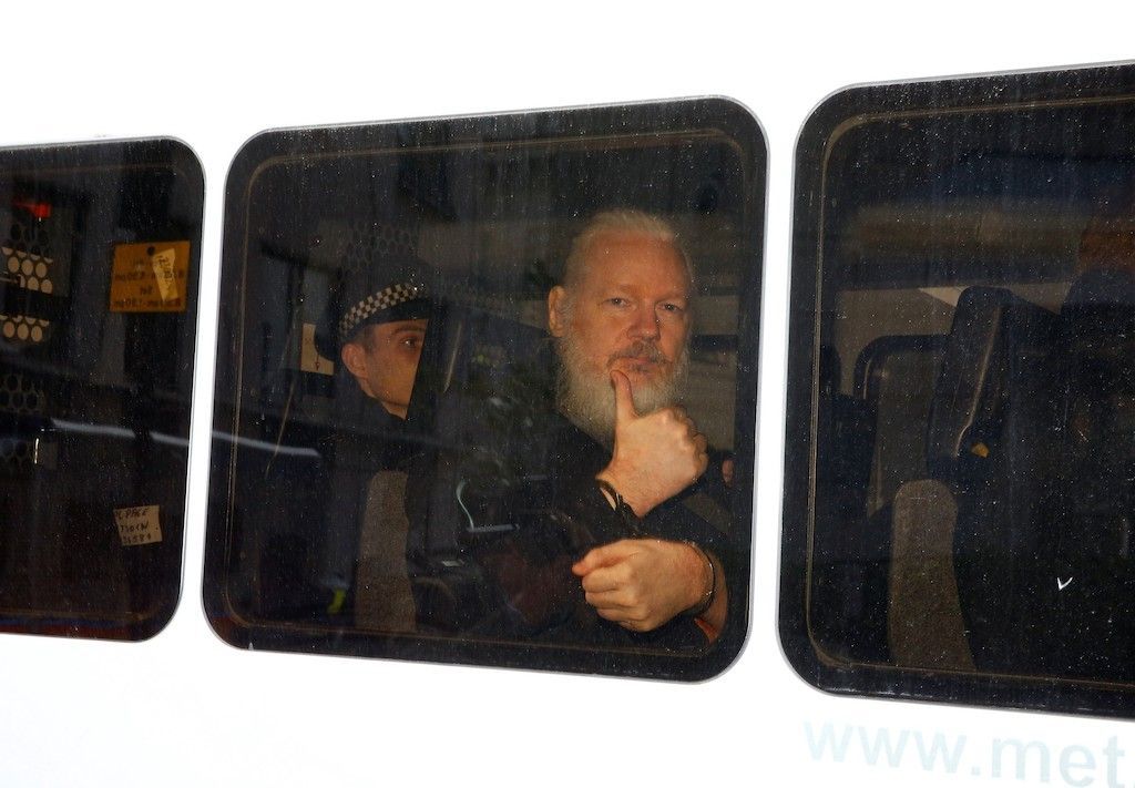 Julian Assange byl zatčený v Londýně
