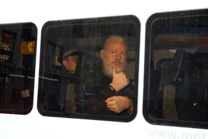 Londýnská policie zatkla zakladatele WikiLeaks Juliana Assange.