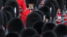 Guards arrive at Buckingham Palace ahead of a horse-drawn carriage procession carrying Queen Elizabeth and the royal family in London June 5, 2012. Cheering crowds thronged the streets of London on Tuesday for the grand finale to four days of festivities marking Queen Elizabeth's Diamond Jubilee attended by millions across Britain. REUTERS/Cathal McNaughton (BRITAIN - Tags: ANNIVERSARY SOCIETY ROYALS ENTERTAINMENT) Published: Čer. 5, 2012, 2:59 odp.