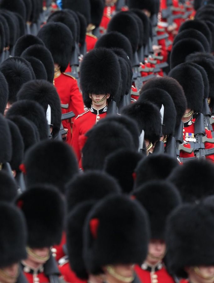 Guards arrive at Buckingham Palace ahead of a horse-drawn carriage procession carrying Queen Elizabeth and the royal family in London June 5, 2012. Cheering crowds thronged the streets of London on Tuesday for the grand finale to four days of festivities marking Queen Elizabeth's Diamond Jubilee attended by millions across Britain. REUTERS/Cathal McNaughton (BRITAIN - Tags: ANNIVERSARY SOCIETY ROYALS ENTERTAINMENT) Published: Čer. 5, 2012, 2:59 odp.