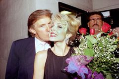 Scéna na rodinné dovolené. Trumpova milenka konfrontovala Ivanu přímo na sjezdovce