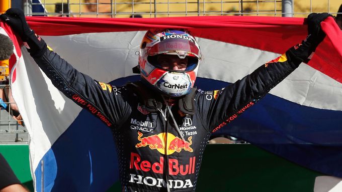 Max Verstappen z Red Bullu slaví triumf ve Velké ceně Nizozemska F1 2021