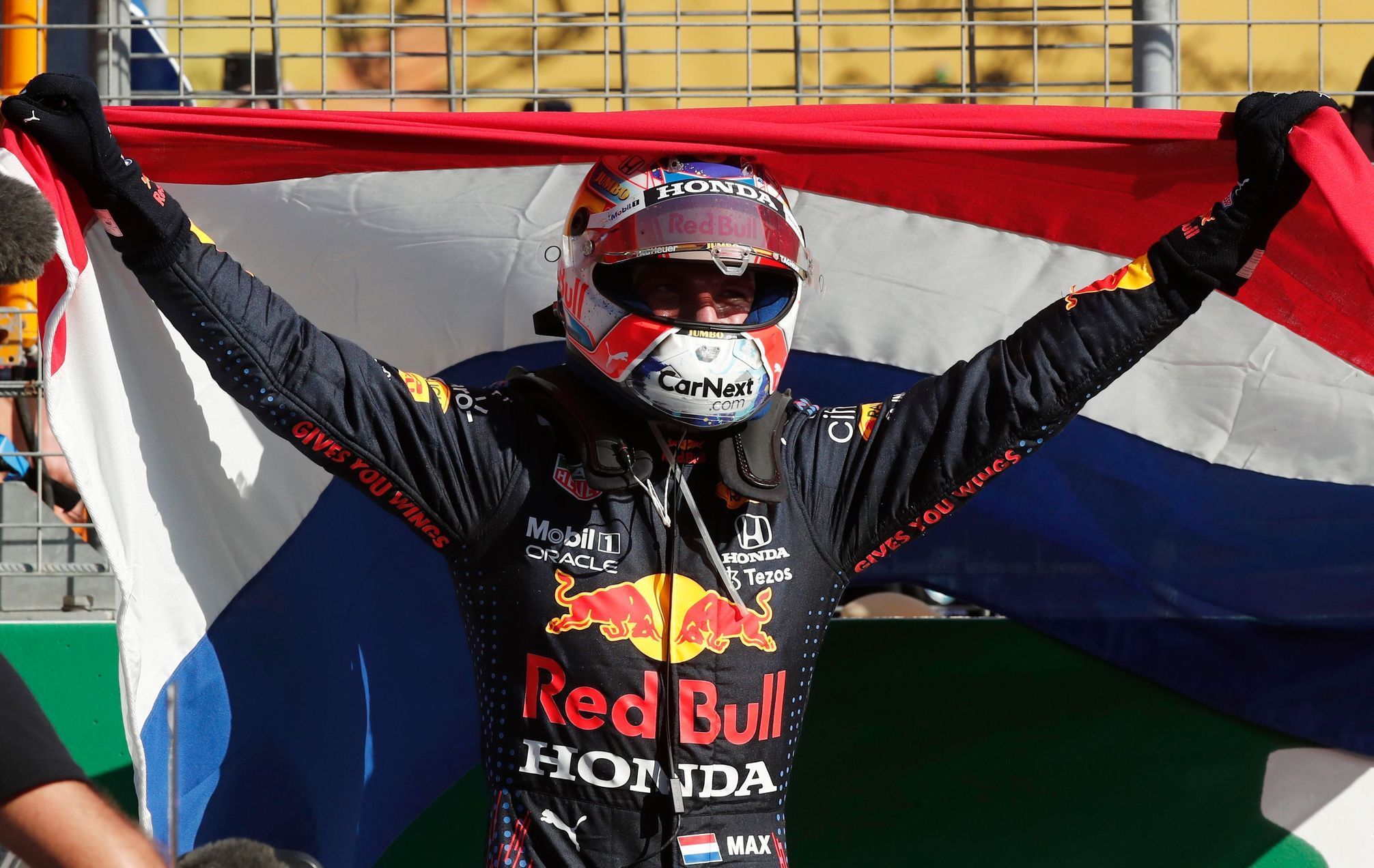 Max Verstappen z Red Bullu slaví triumf ve Velké ceně Nizozemska F1 2021