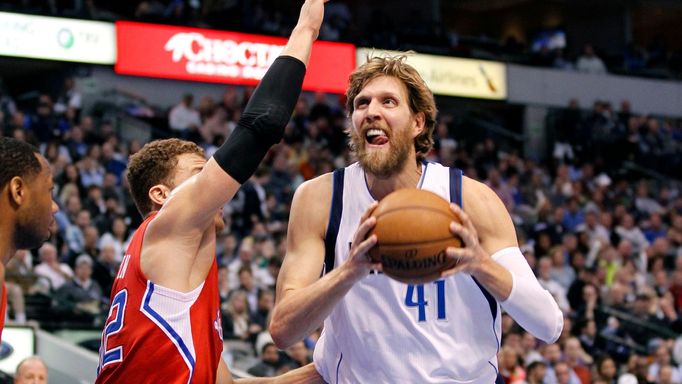 Hráč Dallasu Mavericks Dirk Nowitzki v zápase proti Los Angeles Clippers