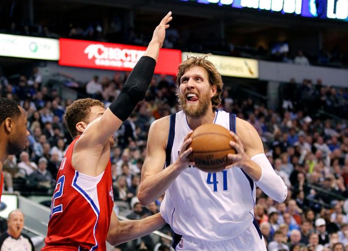 Hráč Dallasu Mavericks Dirk Nowitzki v zápase proti Los Angeles Clippers