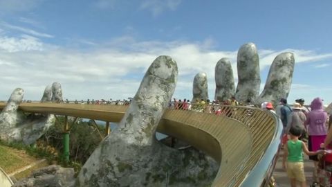 Vietnam láká turisty na procházku po zlatém mostě, který drží "boží ruce"