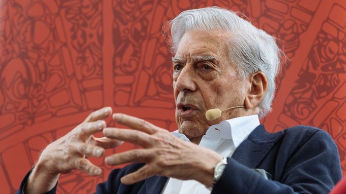 Mario Vargas Llosa poprvé navštívil Československo v 60. letech. Naposledy přijel krátce po sametové revoluci, kdy hovořil s Václavem Havlem.