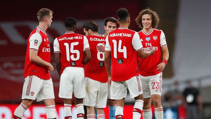 Radost fotbalistů Arsenalu po postupu do finále FA Cupu.