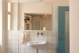 Koupelna je poměrně jednoduchá a odráží styl první poloviny 20. století.