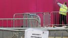 A worker paints hoardings by the hockey entrance at the Riverbank Arena in the London 2012 Olympic Park at Stratford in London July 13, 2012. REUTERS/Luke MacGregor (BRITAIN - Tags: SPORT FIELD HOCKEY OLYMPICS) Published: Čec. 13, 2012, 4:22 odp.