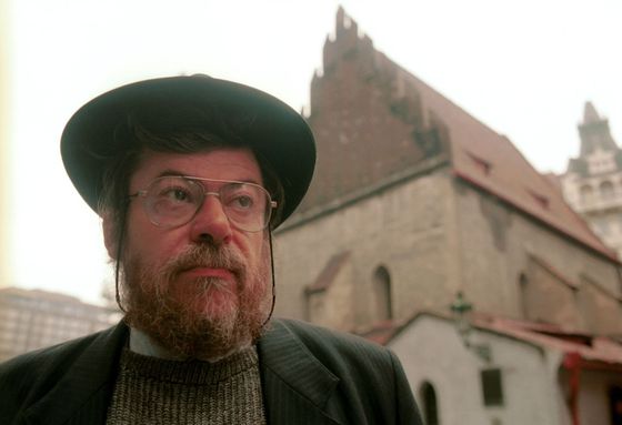 Karol Sidon před Staronovou synagogou v Praze, 1992.