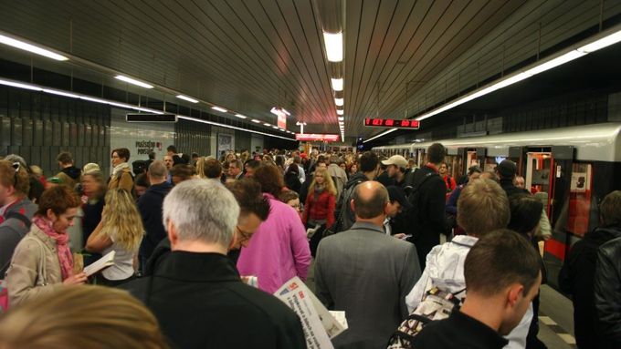 Foto: Jak nahradit metro? Pražané se vracejí do práce
